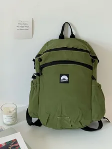 Vue détaillée du sac à dos vert d'extérieur, grande capacité et multiples poches pratiques.