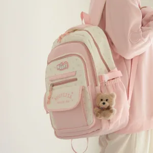Vista dettagliata dello zaino scolastico rosa in stile giapponese con simpatico ciondolo.