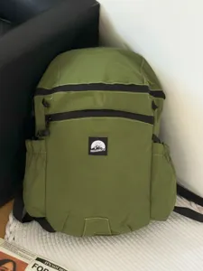 Sac à dos de randonnée et de voyage léger et de grande capacité en vert olive pour les trajets.