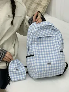 Vista dettagliata dello zaino in tela a quadri blu e bianco con pochette coordinata stile