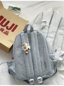 Vista dettagliata dello zaino casual da studente con simpatico ciondolo gatto in peluche.