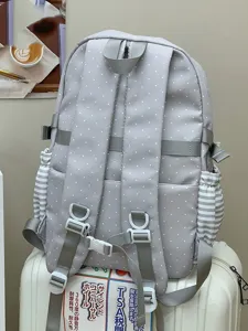 Vista dettagliata dello zaino a pois in stile coreano con tasche laterali e cinghie regolabili.