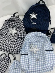 Zaino in tela a quadri con ciondolo a stella, elegante borsa scolastica di grande capacità.
