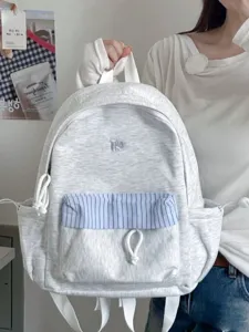 Zaino casual in stile coreano per studenti, grigio chiaro con dettagli di tasche a righe.