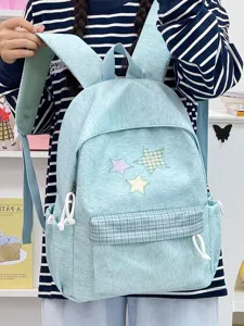 Vue de detail du sac a dos etudiant mignon, rucksack en toile bleue avec etoiles patch