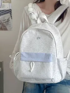 Zaino in stile coreano casual con tasca frontale a righe e ciondolo in peluche per studenti
