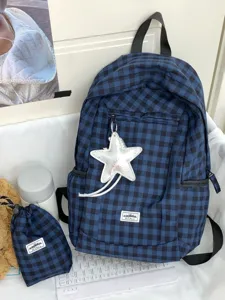 Vista dettagliata dello zaino in tela a quadri blu e nero in stile coreano con ciondolo a stella.
