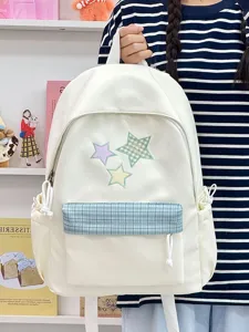 Vue détaillée du sac à dos blanc avec des étoiles brodées mignonnes et une poche à carreaux.