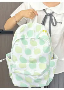 Primo piano sui dettagli dello zaino con motivo a frutta, design verde e bianco fresco, capiente.