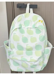 Dettaglio dello zaino con stampa di limone verde con tasca frontale e scomparti.