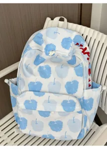 Vista dettagliata del simpatico zaino con stampa di mele blu, che mostra tessuto e motivo.