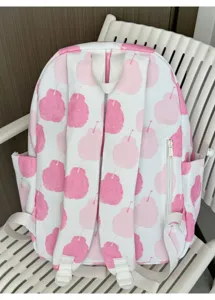 Vista dettagliata del simpatico zaino con stampa di frutta rosa e bianca con spallacci e zip.