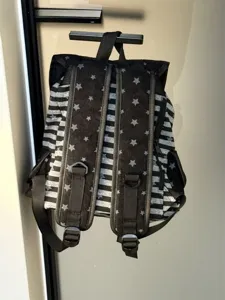 Zaino grigio a righe con motivo di stelle carino, ideale per la scuola e i viaggi quotidiani.