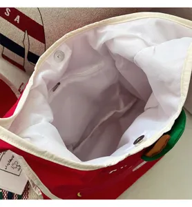 Vista detallada interior de mochila roja bonita forro espacioso con cierre magnético seguro