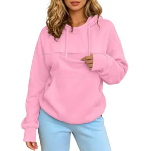Roze gevoerde hoodie detail met comfortabele kangoeroezak en handig ritsvak aan de voorkant.