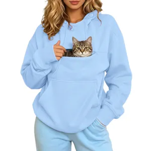 Detailopname van de gezellige lichtblauwe hoodie met grote voorzak voor huisdieren.