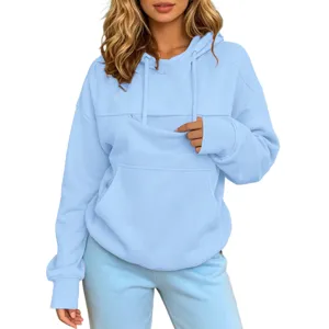 Lichtblauwe gevoerde hoodie met voorzak en trekkoorden, detailweergave voor stijl.