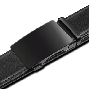 Schwarzer Herren Ledergürtel mit automatischer Metallschnalle für elegante Business Anlässe.