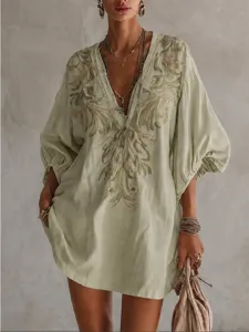 Robe tunique mini en lin vert sauge avec col en V élégant et détails de broderie de feuilles.