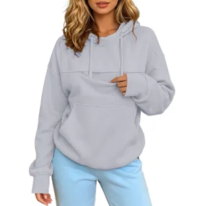 Comfortabele lichtgrijze hoodie met fleecevoering, ruime voorzak en handig trekkoord.