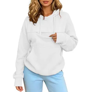 Witte hoodie met voorzak en ritssluiting op de borst voor casual dagelijkse stijlen.