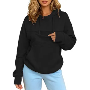 Detailopname van een zwarte hoodie met fleecevoering, buidelzak en handig aantrekkoord.