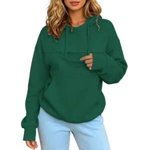 Donkergroene hoodie detail met een handige voorzak en een zachte comfortabele stof.