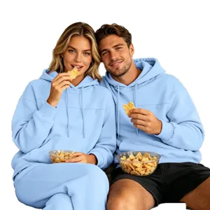 Koppel matching lichtblauwe hoodie met voorzak, warme fleece wintertop voor dagelijks.