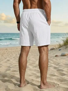Vista detallada del pantalón corto de playa blanco para hombre con cordón ajustable en playa.