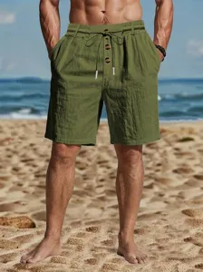 Vista de detalle de pantalones cortos de playa de lino casual para hombre en verde oliva con cordón.