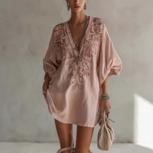 Robe mini bohème en coton et lin col V profond avec broderie florale élégante pour femme.