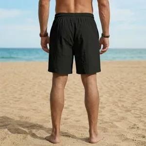 Vista detallada de pantalones cortos de playa negros informales para hombre con goma.