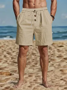 Detalle de shorts de playa de lino holgados para hombre, pantalones cortos de verano con botones.