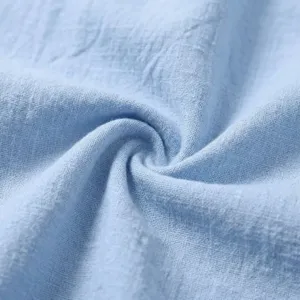 Primer plano de la textura del tejido del pantalón corto de lino, azul claro transpirable.