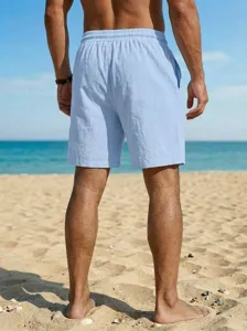 Vista detallada de pantalones cortos de playa para hombre en azul claro, con cómoda cintura.