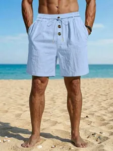 Vista detallada de pantalones cortos de playa de lino azul claro casuales para hombre.