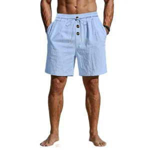 Pantalones cortos casuales de lino azul claro para hombre con cordón ajustable de verano.