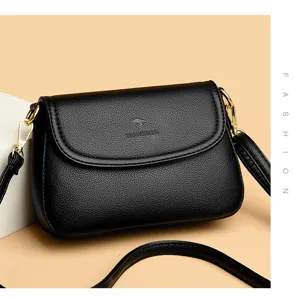 Schwarze Leder Umhängetasche für Damen, minimalistische quadratische Pendlertasche mit Klappe.