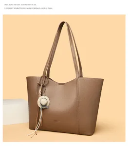 Stijlvolle bruine lederen shopper met bedel, ruime schoudertas voor dames dagelijks gebruik.