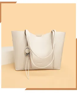 Beige lederen tote bag met strohoed hanger, ruime schoudertas voor dagelijks gebruik stijl.