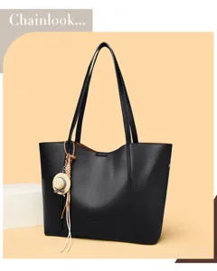 Grote zwarte shopper tas met schouderbanden en hoed hanger detail voor dagelijks gebruik.