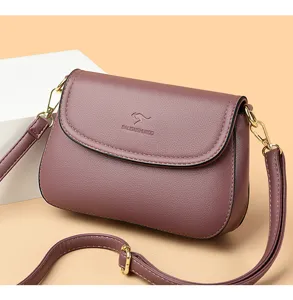 Exquisites Detail der minimalistischen Damen PU Leder Umhängetasche mit goldener Hardware.