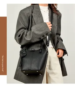 Klassieke zwarte lederen emmer handtas, stijlvolle retro schoudertas voor dames mode.