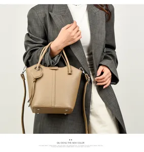 Stijlvolle minimalistische emmertas voor dames, PU lederen schouder- en crossbodytas met hanger.