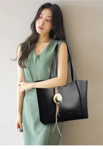 Gedetailleerd overzicht van de elegante zwarte lederen tote tas met fijne textuur.