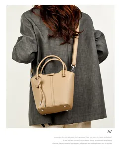 Retro emmer schoudertas voor vrouwen, stijlvolle lederen crossbody tas met handvat.