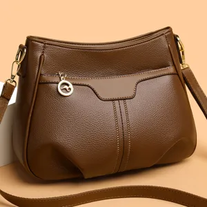 Zachte lederen dames schoudertas retro casual crossbody tas met elegante metalen bedel.