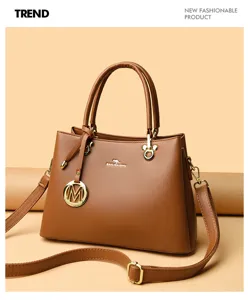 Braune weiche Damenhandtasche Detailansicht, eleganter Schultergurt und stilvolle Metallbeschläge.