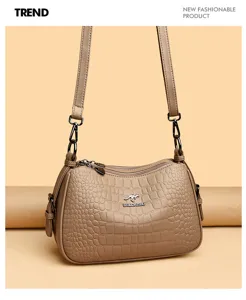 Detailansicht der khakifarbenen Damen Krokodilmuster Schultertasche mit Metallbeschlägen.