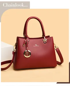 Rotes weiches Lederhandtasche Detail, exquisites goldenes Beschlag-Anhänger, verstellbar.